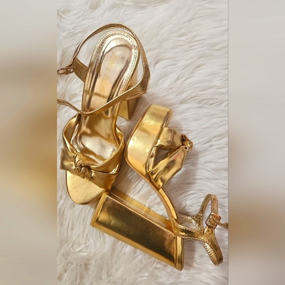 Brand new, Public desire, chunky heels sandals in gold, US 8 - Picture 3 of 3